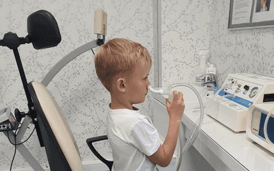 Chłopiec wykonywujący inhalację AMSA