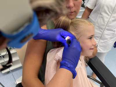 Lekarskie badanie ucha dziewczynce
