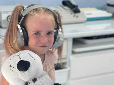 Dziewczynka ze słuchawkami na uszach