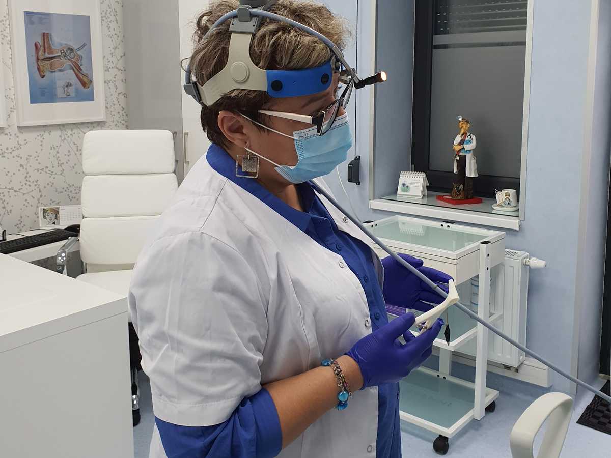 Lekarz przygotowujący się do badania laryngologicznego